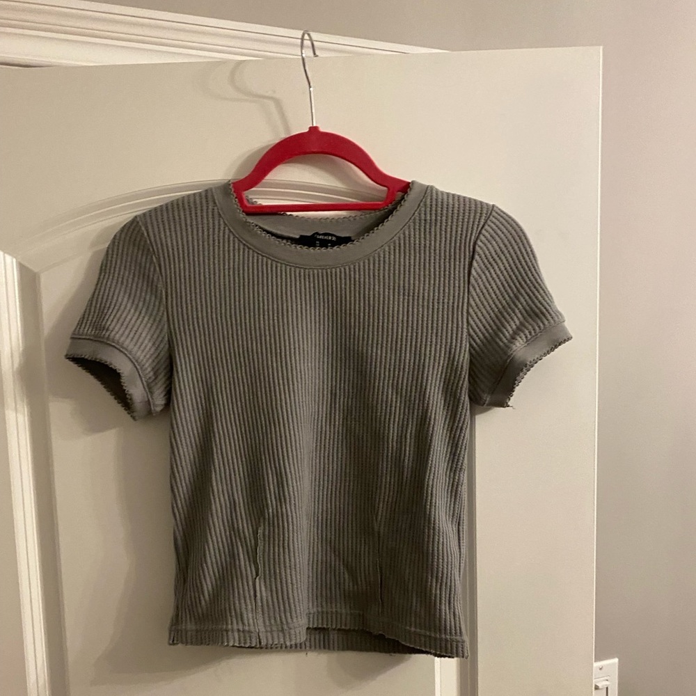 Gray cropped tee